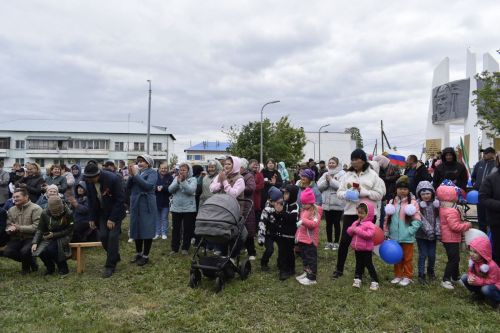 В селе Бурды у памятника воинам-односельчанам, погибшим в Великой Отечественной войне, прошел праздник, посвященный 78-й годовщине Великой Победы