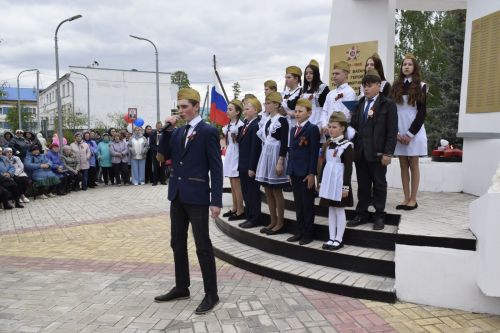В селе Бурды у памятника воинам-односельчанам, погибшим в Великой Отечественной войне, прошел праздник, посвященный 78-й годовщине Великой Победы