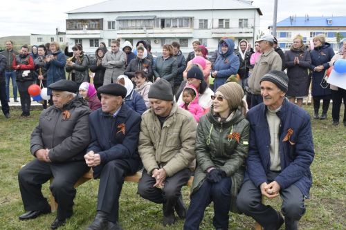 В селе Бурды у памятника воинам-односельчанам, погибшим в Великой Отечественной войне, прошел праздник, посвященный 78-й годовщине Великой Победы