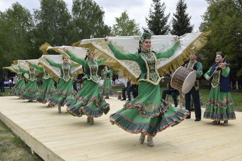 В селе Бурды у памятника воинам-односельчанам, погибшим в Великой Отечественной войне, прошел праздник, посвященный 78-й годовщине Великой Победы