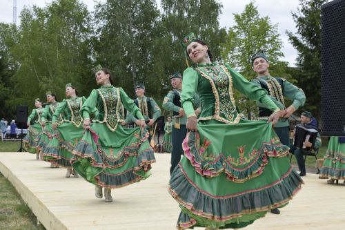 В селе Бурды у памятника воинам-односельчанам, погибшим в Великой Отечественной войне, прошел праздник, посвященный 78-й годовщине Великой Победы