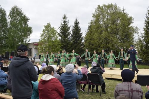 В селе Бурды у памятника воинам-односельчанам, погибшим в Великой Отечественной войне, прошел праздник, посвященный 78-й годовщине Великой Победы