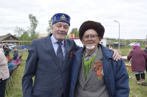 В селе Бурды у памятника воинам-односельчанам, погибшим в Великой Отечественной войне, прошел праздник, посвященный 78-й годовщине Великой Победы