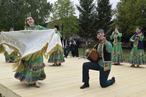 В селе Бурды у памятника воинам-односельчанам, погибшим в Великой Отечественной войне, прошел праздник, посвященный 78-й годовщине Великой Победы