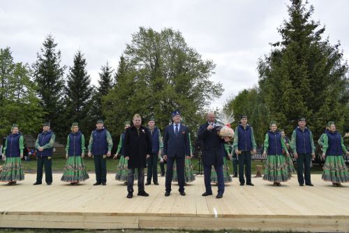 В селе Бурды у памятника воинам-односельчанам, погибшим в Великой Отечественной войне, прошел праздник, посвященный 78-й годовщине Великой Победы