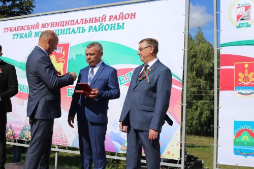 Глава района Фаил Камаев вручил государственные и республиканские награды