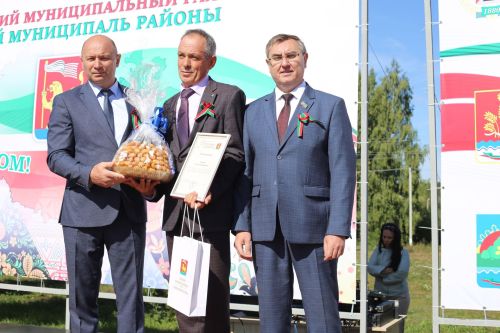 Глава района Фаил Камаев вручил государственные и республиканские награды