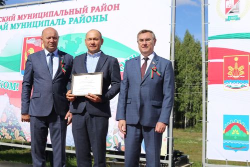 Глава района Фаил Камаев вручил государственные и республиканские награды