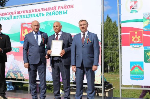 Глава района Фаил Камаев вручил государственные и республиканские награды