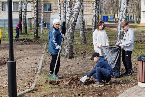 Районный субботник в посёлке Новый: территория парка и лыжной трассы очищена от мусора и прошлогодней листвы