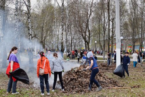 Районный субботник в посёлке Новый: территория парка и лыжной трассы очищена от мусора и прошлогодней листвы