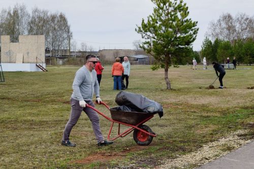 Районный субботник в посёлке Новый: территория парка и лыжной трассы очищена от мусора и прошлогодней листвы