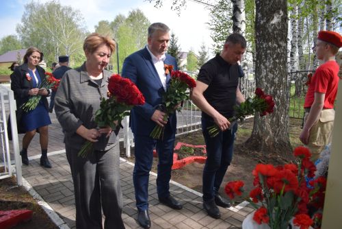 В Тукаевском районе высадили «Сад памяти» в честь героев прошлого и настоящего
