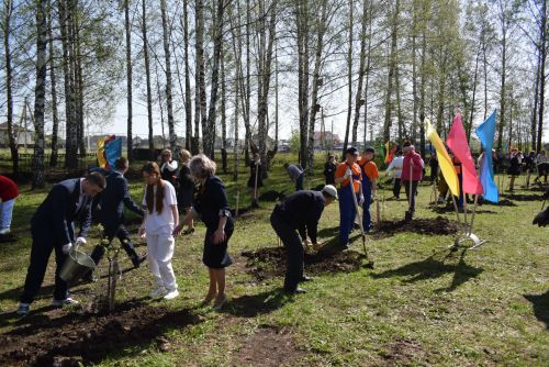 В Тукаевском районе высадили «Сад памяти» в честь героев прошлого и настоящего
