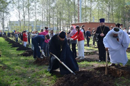 В Тукаевском районе высадили «Сад памяти» в честь героев прошлого и настоящего