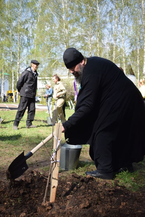 В Тукаевском районе высадили «Сад памяти» в честь героев прошлого и настоящего