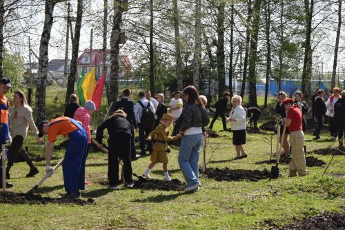 В Тукаевском районе высадили «Сад памяти» в честь героев прошлого и настоящего