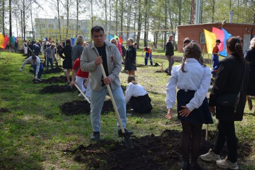 В Тукаевском районе высадили «Сад памяти» в честь героев прошлого и настоящего