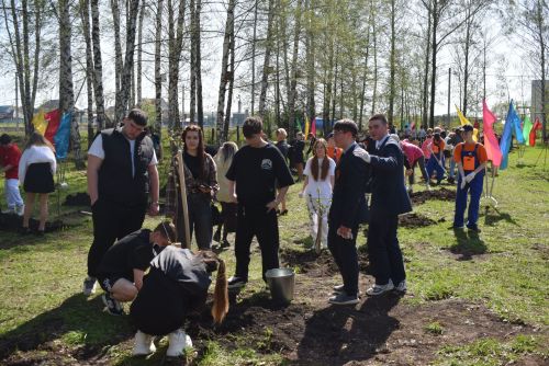 В Тукаевском районе высадили «Сад памяти» в честь героев прошлого и настоящего