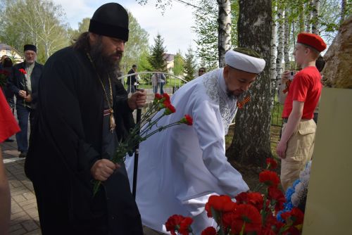 В Тукаевском районе высадили «Сад памяти» в честь героев прошлого и настоящего