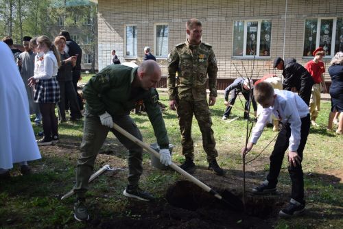 В Тукаевском районе высадили «Сад памяти» в честь героев прошлого и настоящего