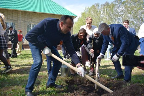 В Тукаевском районе высадили «Сад памяти» в честь героев прошлого и настоящего