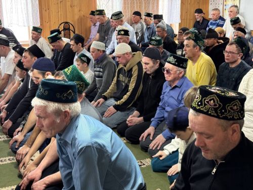 Фоторепортаж: главный гает-намаз Ураза-байрама прошел в селе Калмаш Тукаевского района