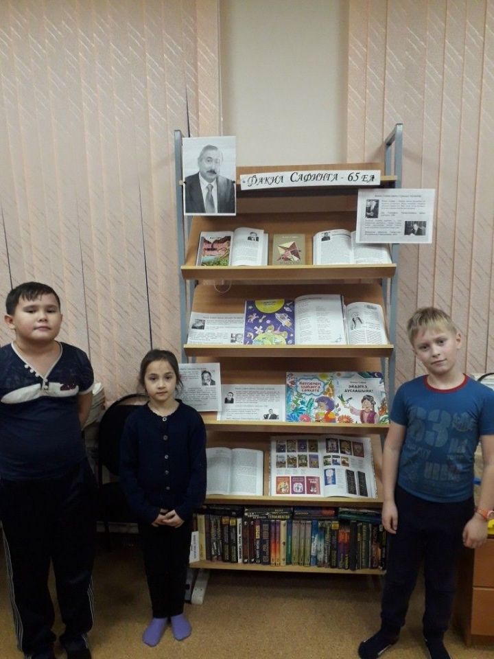 В Татарстанской сельской библиотеке организована книжная выставка «65 лет Факилю Сафину»