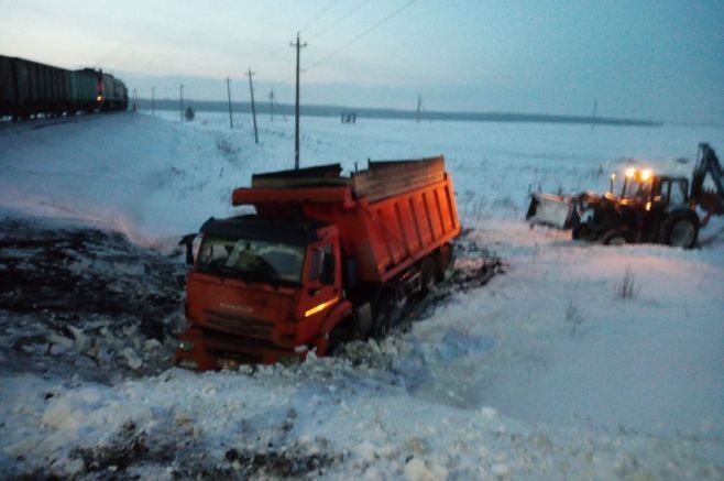В Тукаевском районе Татарстана «КАМАЗ» столкнулся с грузовым составом