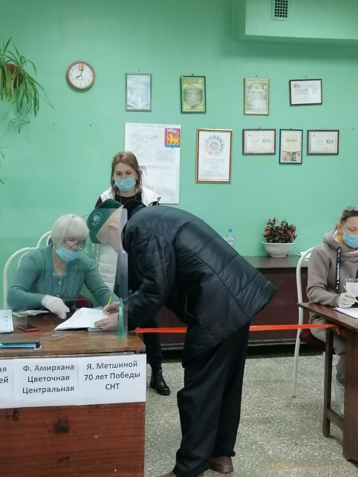 Первым на избирательный участок в селе Калмаш пришел ветеран ВОВ 96-летний Шавкат Ахметназипов