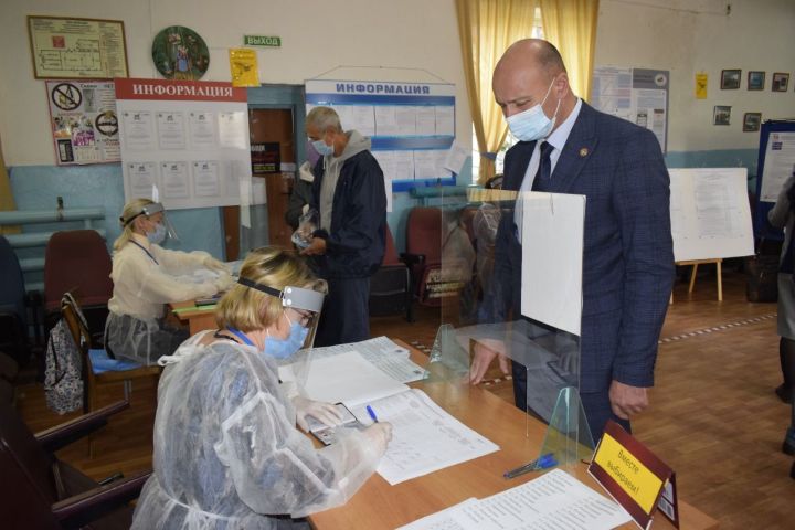 Сегодня глава Тукаевского района Фаил Камаев выполнил свой гражданский долг.