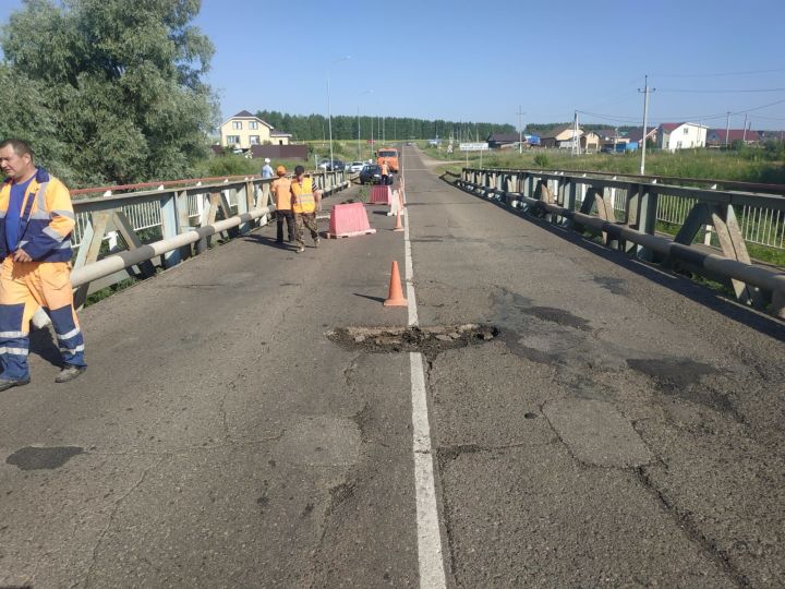 Произошло обрушение части несущей конструкции моста