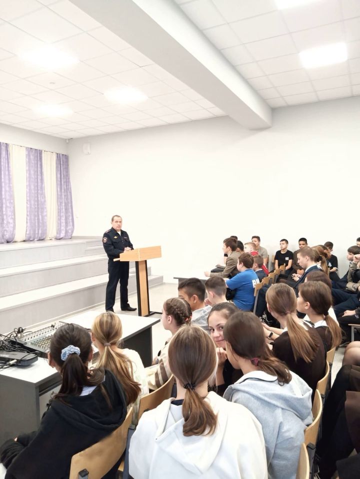 В преддверии осенних каникул в Князевской школе посёлка «Татарстан» гость дня – Шамиль Мирсаетович Ганиев, начальник ОГИБДД отдела МВД России по Тукаевскому району