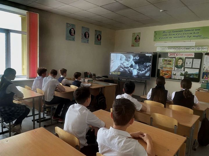 Бәтке урта гомуми белем бирү мәктәбендә - «Хәтерлим, горурланам» дигән кызыклы һәм тәрбияви сыйныф сәгате үтте