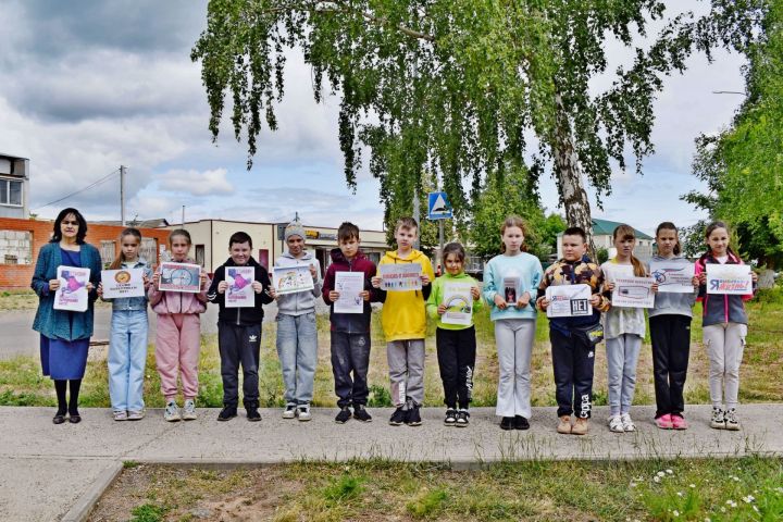 Кенәз мәдәният йорты хезмәткәрләре «Волонтер» клуб берләшмәсе әгъзалары һәм «Звездный дождь» балалар лагерое белән бергә «Наркотикларга - ЮК!» акциясен үткәрделәр