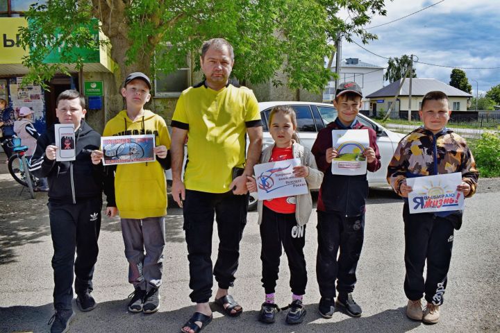 Кенәз мәдәният йорты хезмәткәрләре «Волонтер» клуб берләшмәсе әгъзалары һәм «Звездный дождь» балалар лагерое белән бергә «Наркотикларга - ЮК!» акциясен үткәрделәр