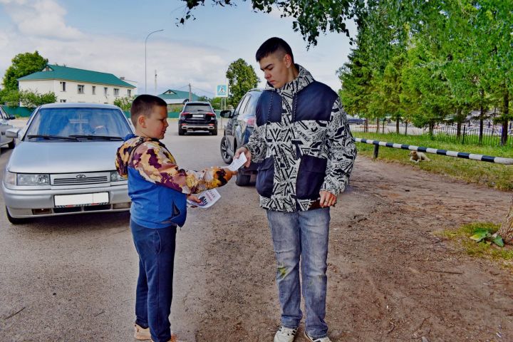 Кенәз мәдәният йорты хезмәткәрләре «Волонтер» клуб берләшмәсе әгъзалары һәм «Звездный дождь» балалар лагерое белән бергә «Наркотикларга - ЮК!» акциясен үткәрделәр