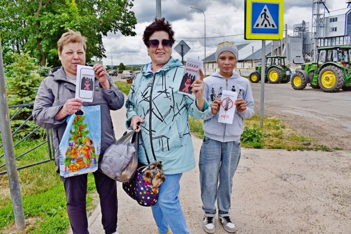 Кенәз мәдәният йорты хезмәткәрләре «Волонтер» клуб берләшмәсе әгъзалары һәм «Звездный дождь» балалар лагерое белән бергә «Наркотикларга - ЮК!» акциясен үткәрделәр