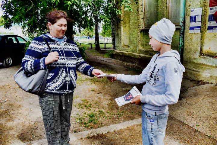 Кенәз мәдәният йорты хезмәткәрләре «Волонтер» клуб берләшмәсе әгъзалары һәм «Звездный дождь» балалар лагерое белән бергә «Наркотикларга - ЮК!» акциясен үткәрделәр