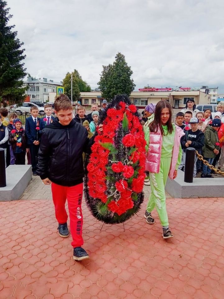 В пришкольном лагере «Звездный дождь» состоялась линейка, посвященная Дню памяти и скорби, дню начала Великой Отечественной войны