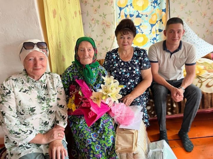 95-летний юбилей отметила ветеран тыла - Надежда Николаевна принимает поздравления