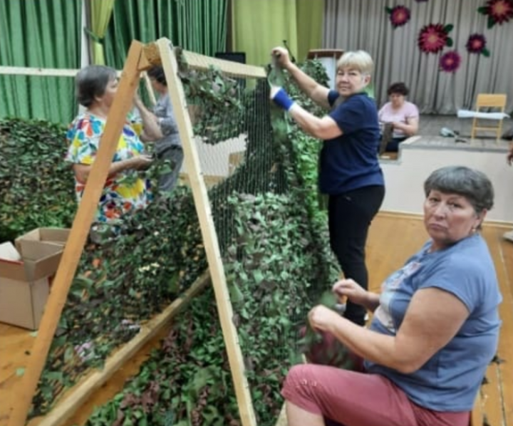 Жители посёлка Круглое Поле не перестают вкладывать своё время, силы и заботу в плетении маскировочных сетей для мобилизованных СВО