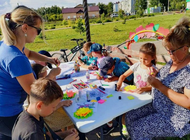 Круглое Поленең «Тимер юлчы» паркында Мәләкәс кусты китапханәчеләре балалар өчен «Чәчәк вальсы» чарасын үткәрделәр