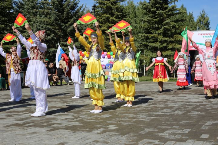 Без бүген иң матур бәйрәмнәрнең берсен Татарстан Республикасы көнен билгеләп үтәбез