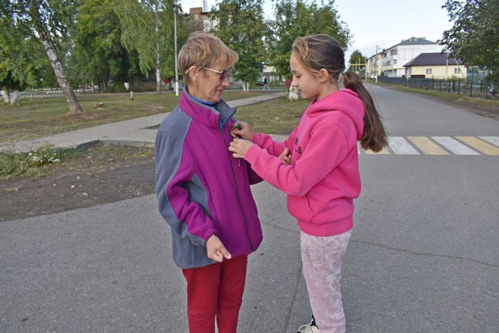 Кенәз мәдәният йортының «Волонтер» клуб берләшмәсе әгъзалары Татарстан Республикасы көне уңаеннан «Триколор » патриотик акциясен үткәрделәр