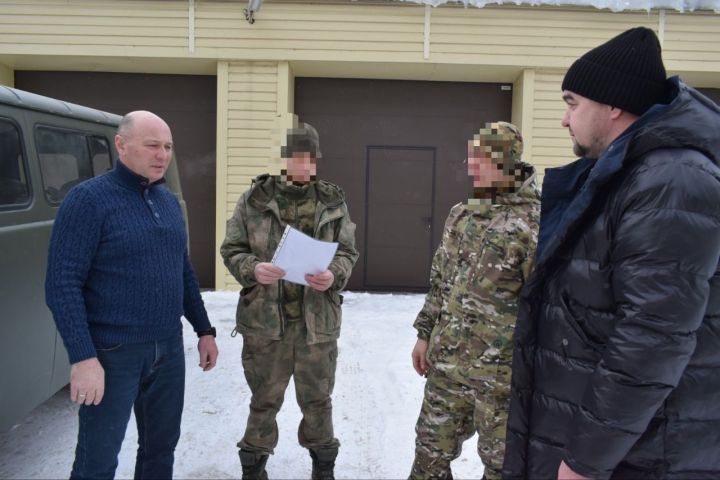 Глава Тукаевского муниципального района передал бойцам полка гуманитарную помощь и автомобиль