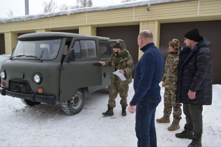 Глава Тукаевского муниципального района передал бойцам полка гуманитарную помощь и автомобиль