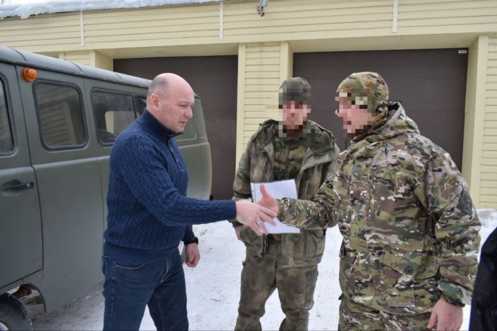 Глава Тукаевского муниципального района передал бойцам полка гуманитарную помощь и автомобиль