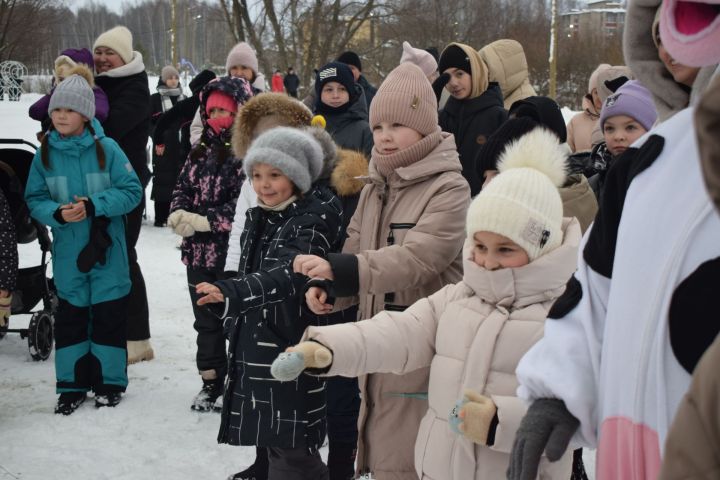 Яңа поселогында махсус хәрби операциядә катнашучыларның 300 баласы өчен бәйрәм оештырылды