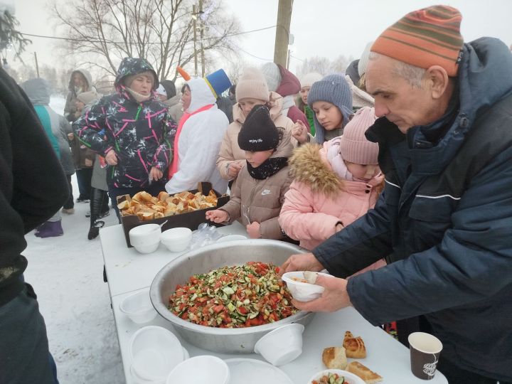 Яңа поселогында махсус хәрби операциядә катнашучыларның 300 баласы өчен бәйрәм оештырылды